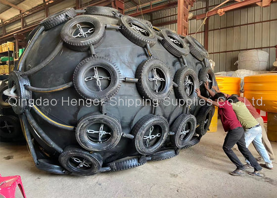 Ποιότητα Μαύρο θαλάσσιο πνευματικό λαστιχένιο κιγκλίδωμα 50kpa 3.3*6.5m με το δίκτυο αλυσίδων εργοστάσιο