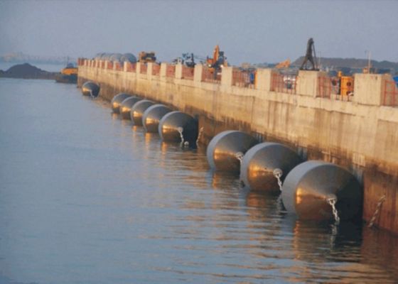 Ποιότητα High Density Foam Core Foam Filled Fender with High Energy Absorption Capacity and Positive Buoyancy for Marine Protection εργοστάσιο