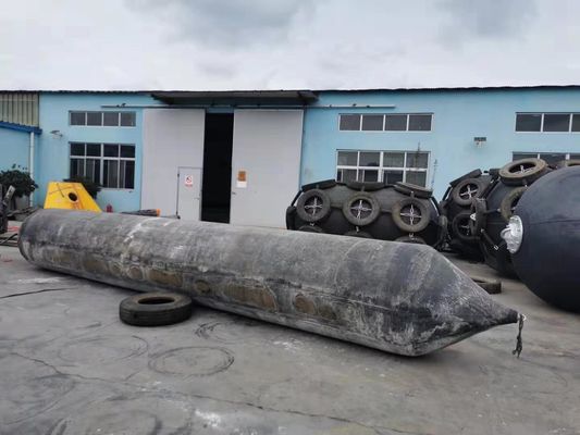 Ποιότητα Οι μαύροι θαλάσσιοι λαστιχένιοι αερόσακοι βοηθούν τις βάρκες που παίρνουν σε και από το νερό εργοστάσιο