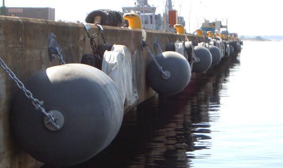 Ποιότητα θαλάσσιο λαστιχένιο κιγκλίδωμα κιγκλιδωμάτων 1.5*2.5m πνευματικό λαστιχένιο για την προστασία αποβαθρών εργοστάσιο