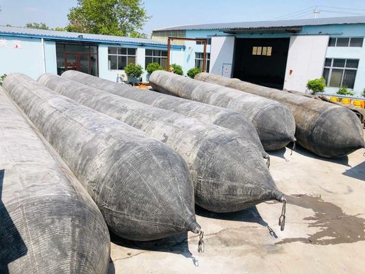 Ποιότητα Πρότυπο ISO14409 Αεροβάσκελος από καουτσούκ πλοίων μαύρος ή προσαρμοσμένος Αεροβάσκελος από καουτσούκ πλοίων σχεδιασμένος για την ασφάλεια και τον χειρισμό των πλοίων εργοστάσιο